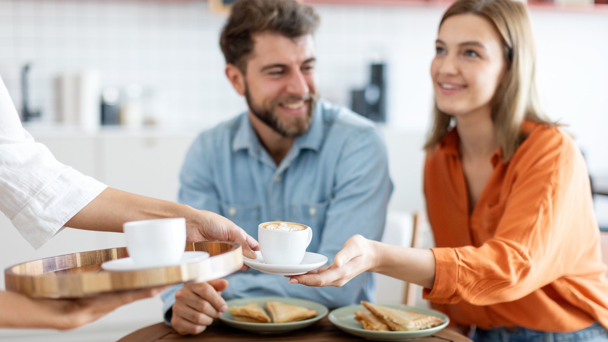 Šta psihologija kaže o gostima koji pomažu konobaru da skloni tanjire