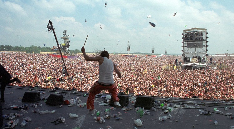 Kid Rockot dobálják palackokkal a 99-es Woodstock nagyszínpadán.