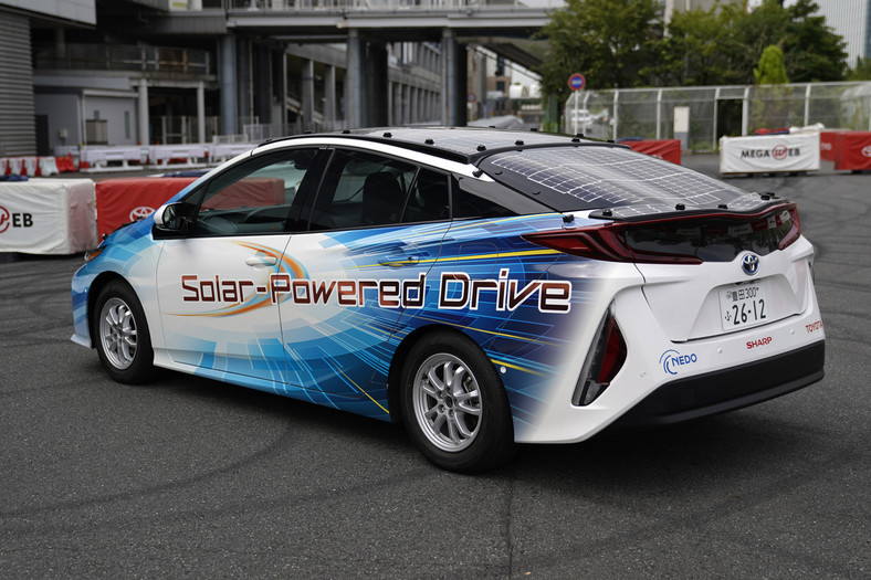 Toyota Prius wyposażona w system ładowania słonecznego