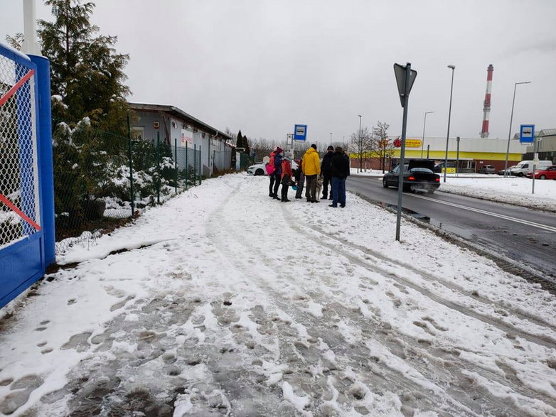 Policja legitymuje rodzinę wychodzącą z terenu lodowiska 