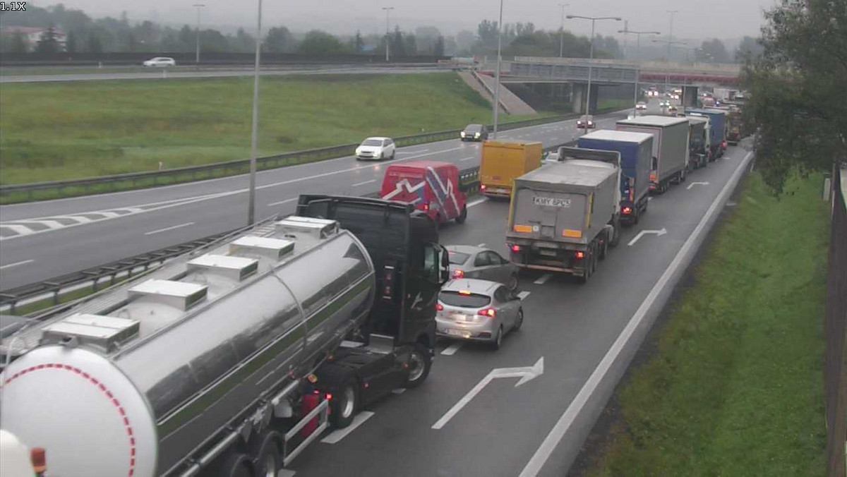 Autostradowa obwodnica Krakowa w kierunku Tarnowa i Rzeszowa jest już przejezdna. Rano w rejonie węzła "zakopiańskiego" doszło do zderzenia dwóch ciężarówek i samochodu osobowego. Przez ponad pięć godzin droga była zablokowana, a kierowcy byli zmuszeni do jazdy przez centrum miasta.