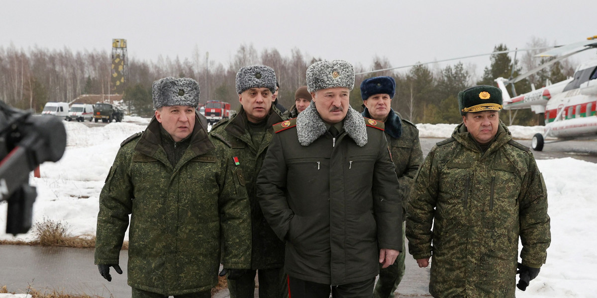 Zdaniem ekspertów Łukaszenka spotyka się już tylko z wojskowymi. Jedynie w ich towarzystwie ma czuć się w miarę bezpiecznie.