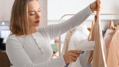 Z tą parownicą zagniecenia z ubrań znikają w mig!