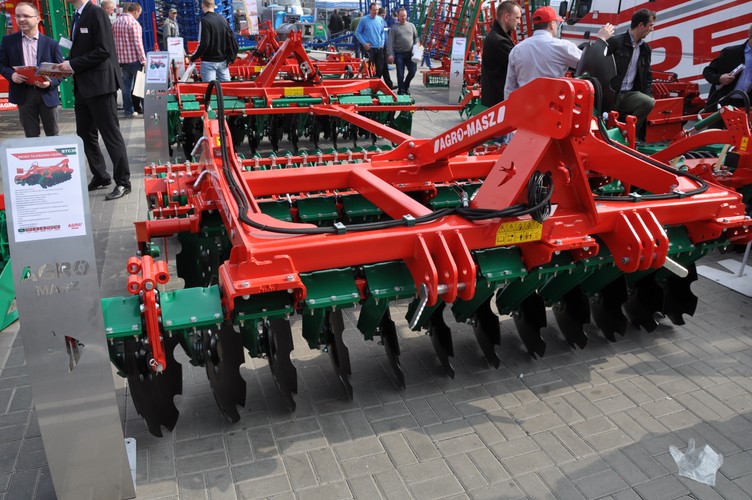 Wielkogabarytowego produktu brakowało w dotychczasowej ofercie producenta. Brona posiada dwa rzędy talerzy o średnicy 620 mm, sekcję
zgrzebeł sprężynowych za drugim rzędem talerzy i i potężny wał
tylny rurowy o średnicy 600 mm.