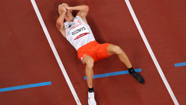 Reprezentant Polski stracił buta w trakcie półfinałowego biegu. Dobiegł do mety