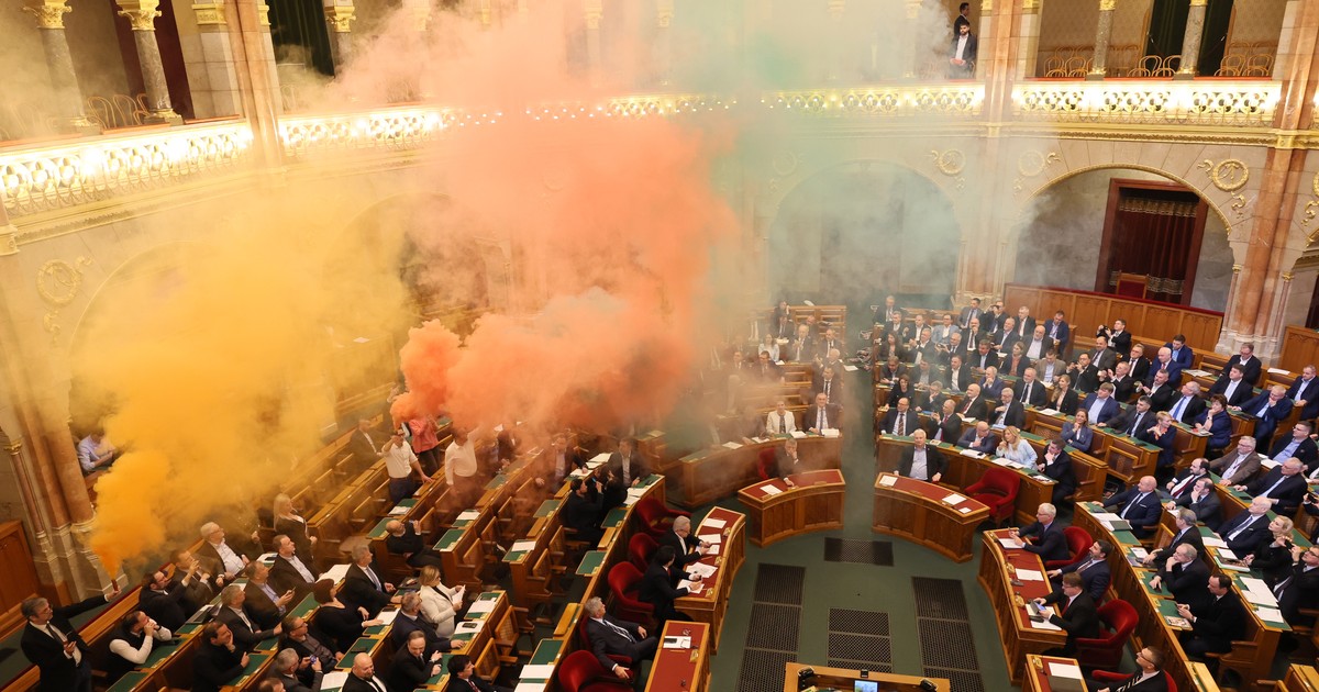 Orvost kellett hívni! Rosszul lett a füsttöl a Parlamentben egy fideszes képviselő