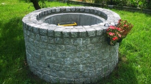 Łapanie deszczu do takiej studni chłonnej to czysta i bardzo estetyczna przyjemność.