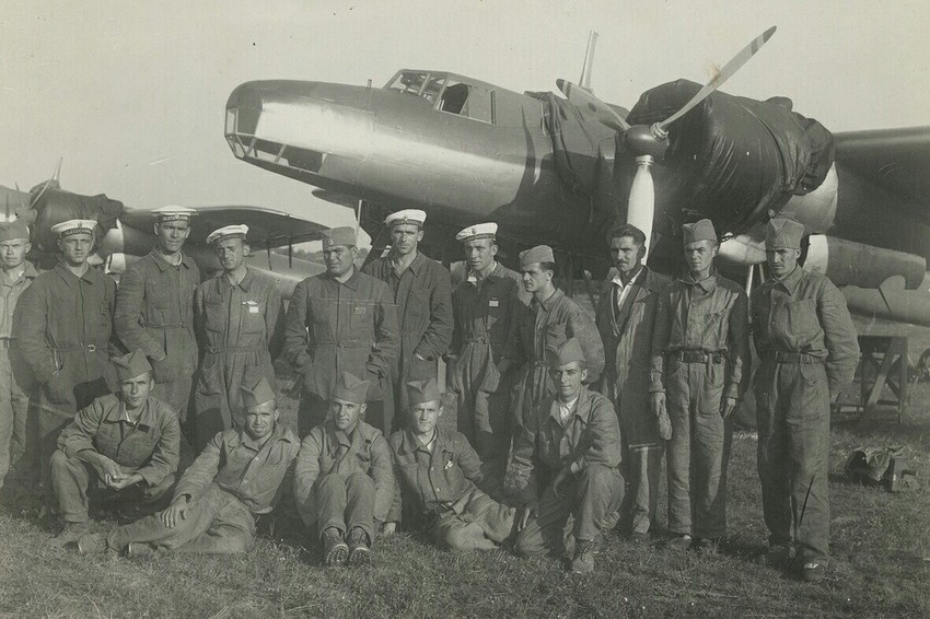 Uspomena: Srpski piloti i vojnici pored aviona „dornier“ u Kraljevu