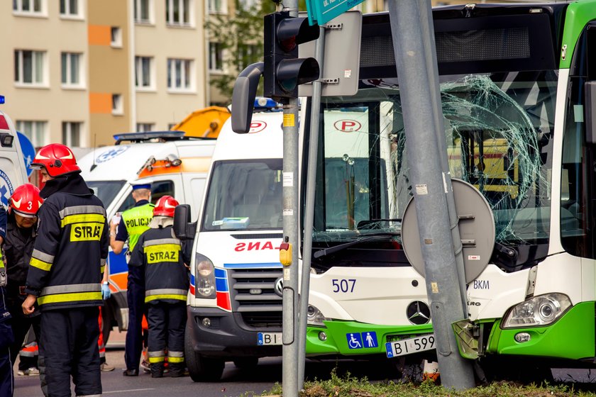 Autobus miejski rozbił się o słupy. Wielu rannych