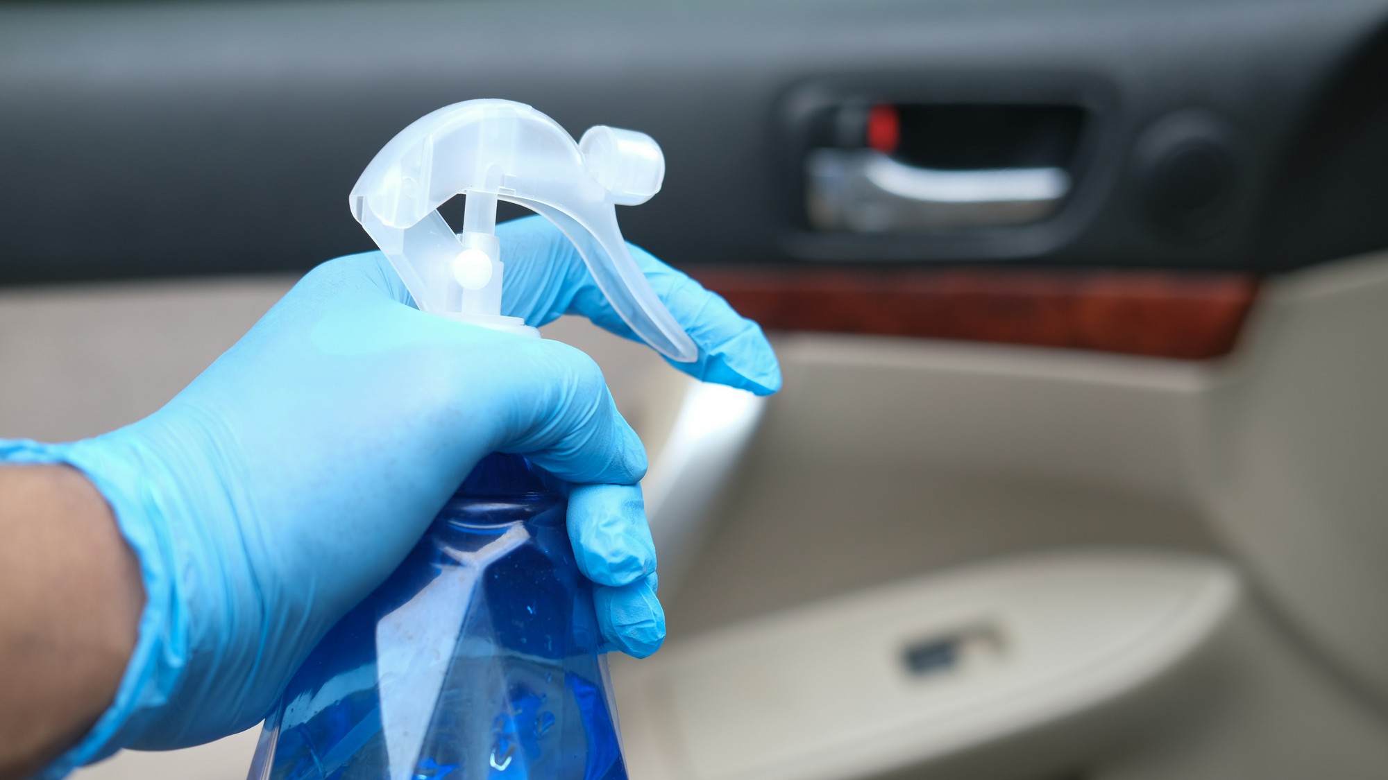 Obyčajný ocot zriedený s vodou dokáže na automobilovom skle spraviť zázraky, no pri aplikácii si dávajte pozor na lak a gumové lišty.