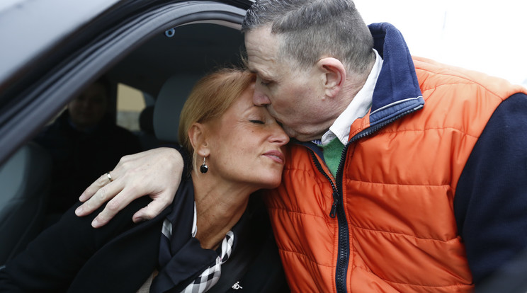 Lagzi Lajcsi boldogan ölelte és csókolta feleségét, Bogit a szabadulása után /Fotó: Fuszek Gábor