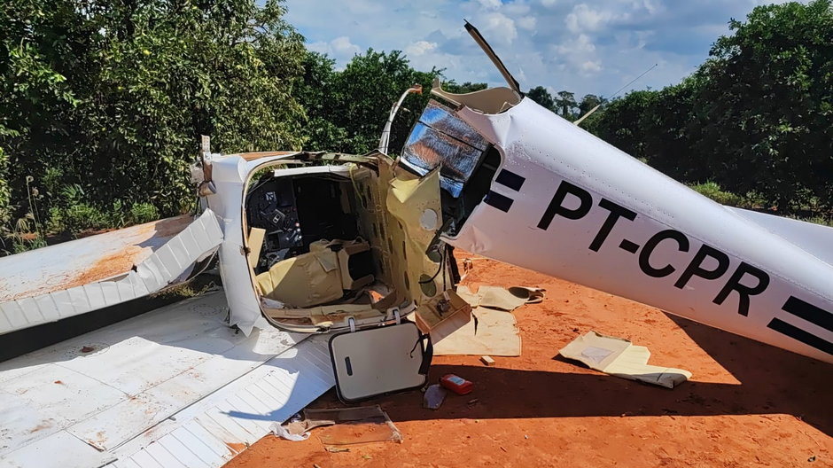 Wrak Cessny 182, której pilot usiłował wylądować na gruntowej drodze, aby uniknąć schwytania. Do niewielkiego samolotu można załadować nawet kilkaset kilogramów narkotyków.