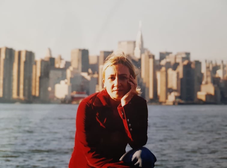 Małgorzata Zawadka, w tle panorama Nowego Jorku z Brooklyńskiego brzegu EastRiver, fot. Anna Kozłowska