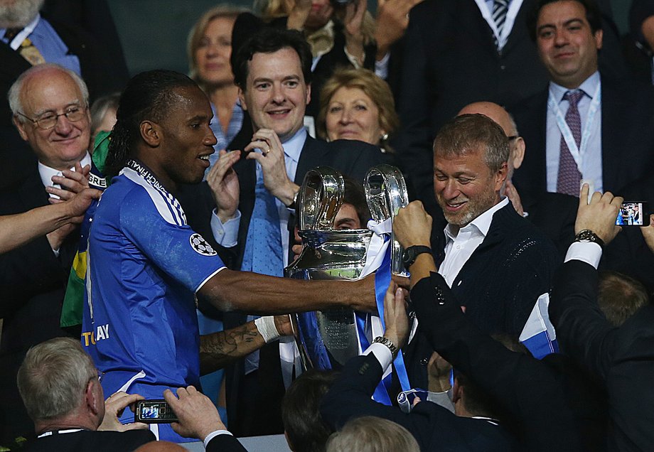 Roman Abramowicz był właścicielem Chelsea. Na zdjęciu: Didier Drogba wręcza Abramowiczowi puchar Ligi Mistrzów po wygraniu rzutów karnych podczas finału Ligi Mistrzów UEFA pomiędzy FC Bayern Muenchen i Chelsea. 19 maja 2012 r.