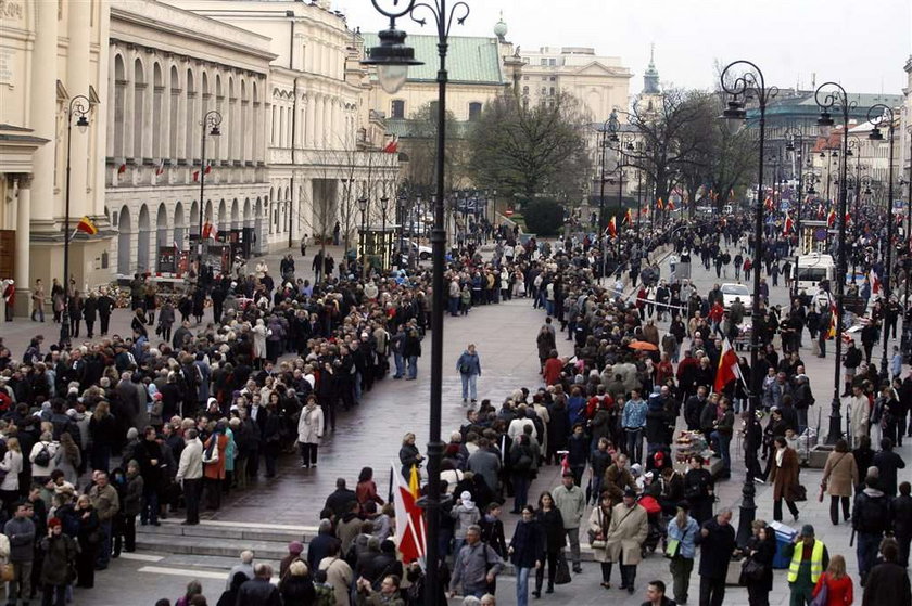 Kolejka ludzi ustawia się do prezydenta