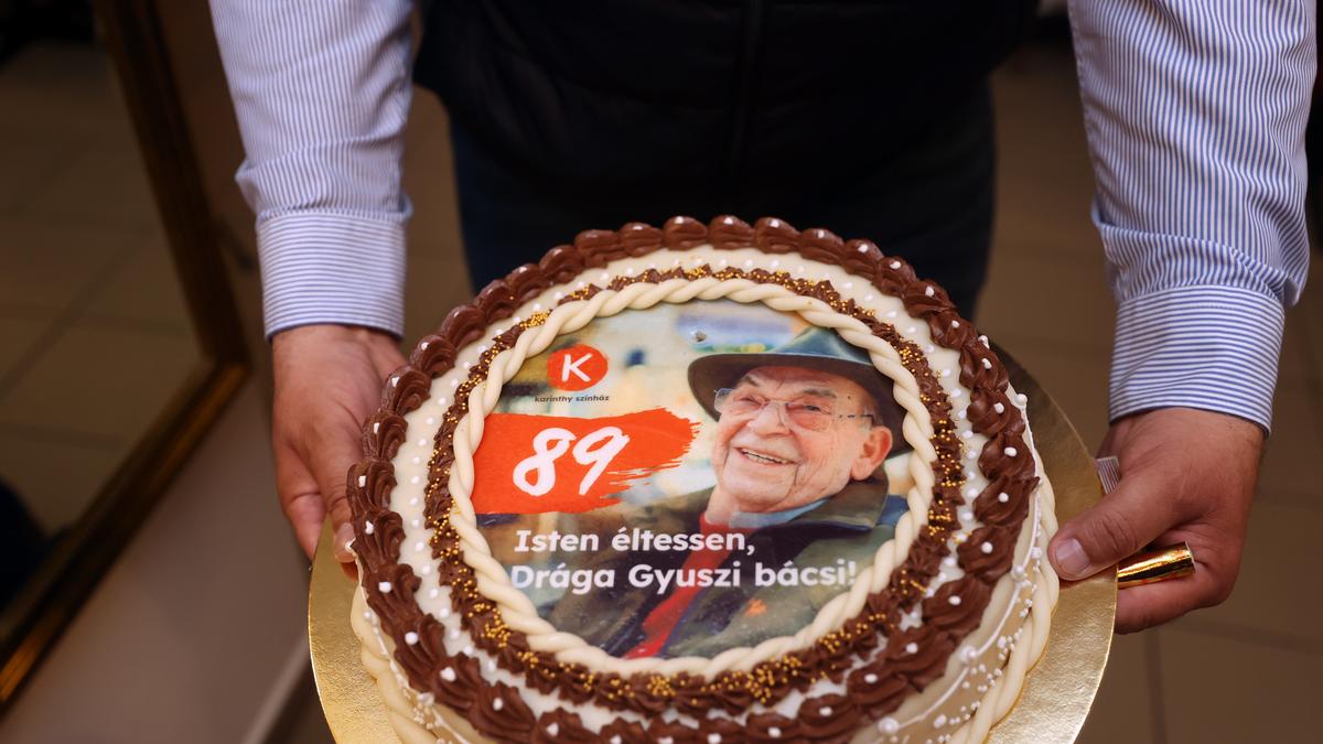 Gyula Bodroje toma un puñado de drogas todos los días, pero celebró alegremente su ochenta y nueve cumpleaños.
