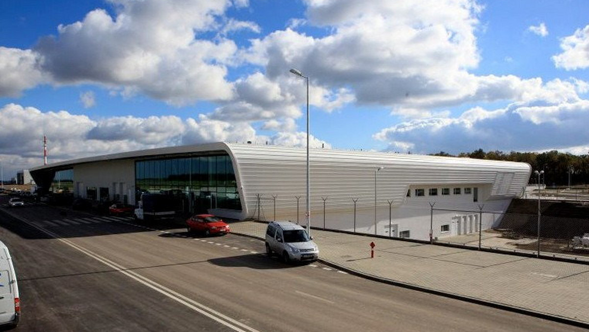 Port Lotniczy Lublin dysponuje dwoma parkingami o łącznej pojemności 450 miejsc. Przedstawiamy informacje, gdzie zaparkować na lotnisku w Lublinie i jakie są ceny parkingów.