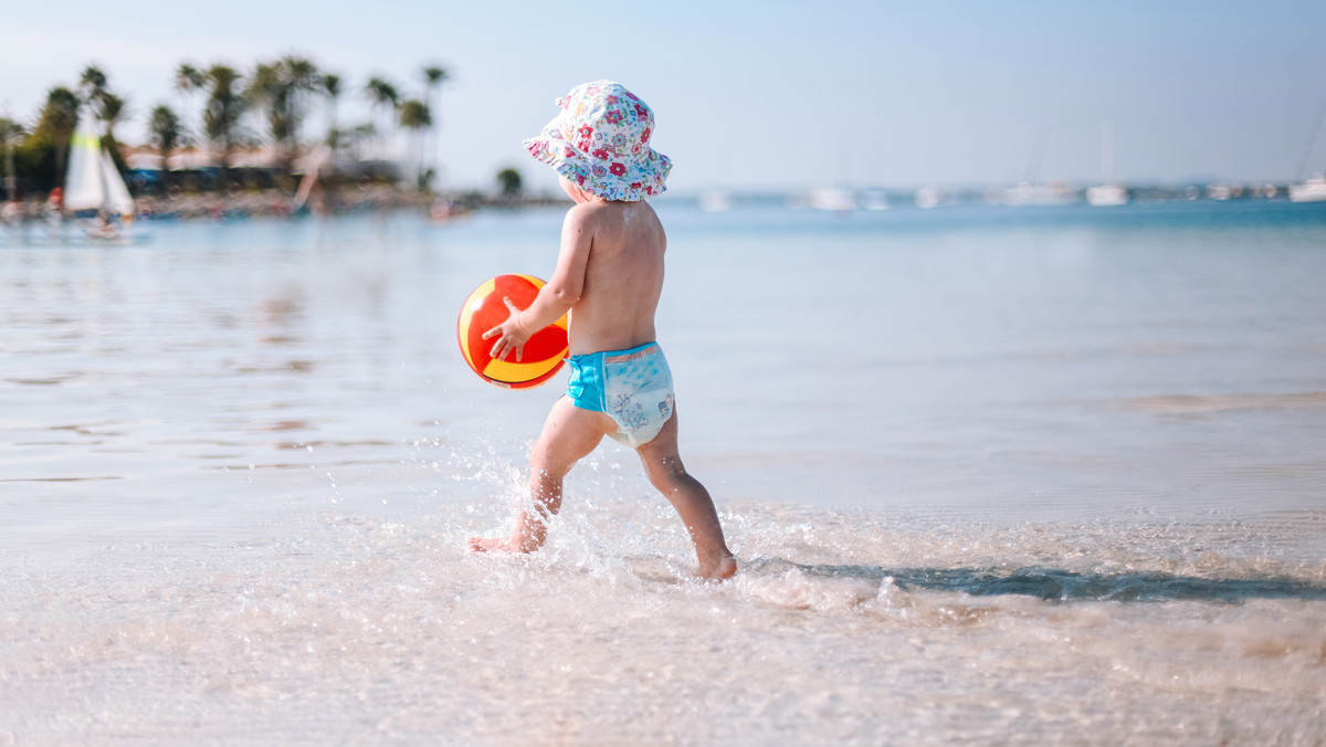 Co dziecko powinno mieć ubrane na plaży? Internauci podzieleni