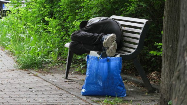Pijany bezdomny spał na przystanku autobusowym pod Olsztynem. Zareagował świadek