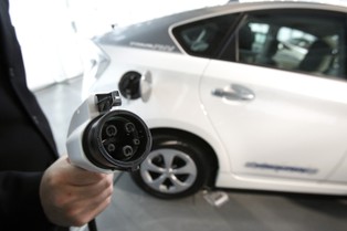 Chińczycy i Unia wspólnie zarżną przemysł paliwowy? Auta benzynowe przeminą jak bryczki