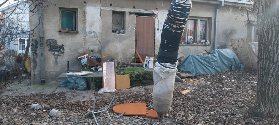 Napuštena kuća u Sokobanjskoj ulici ispred koje je došlo do napada