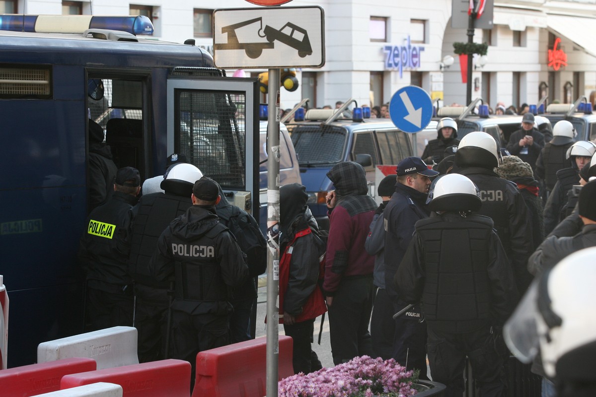 Starcie policji z chuliganami w Dzień Niepodległości