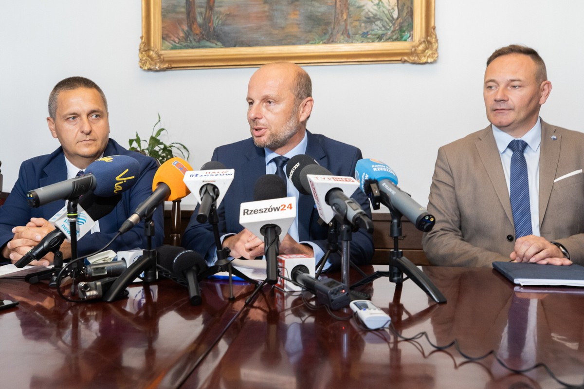 Od lewej: Dyrektor Powiatowej Stacji Sanitarno-Epidemiologicznej Jaromir Ślączka, prezydent Rzeszowa Konrad Fijołek, prezes MPWiK w Rzeszowie Robert Potoczny