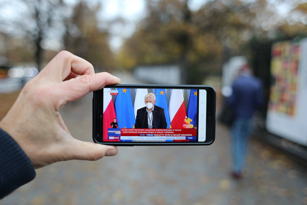 04.11.2020 Warszawa , Kancelaria Prezesa Rady Ministrow . Czlonek Rzadowej Rady Medycznej prof. Andrzej Horban podczas zdalnej konferencji prasowej Premiera Mateusza Morawieckiego w sprawie wprowadzania kolejnych ograniczen zwiazanych z epidemia koronawirusa w Polsce . Fot. Slawomir Kaminski / Agencja Gazeta