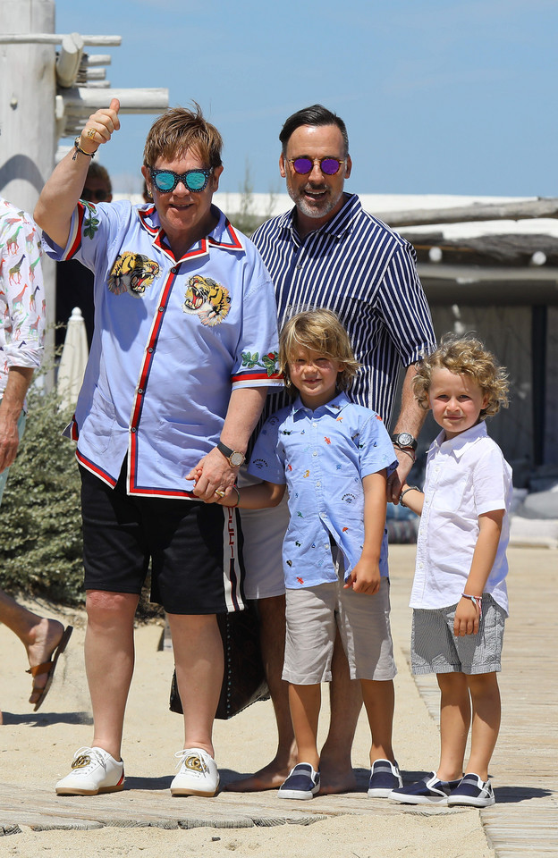 Elton John, jego mąż i dzieci spędzają wakacje we Francji (ZDJĘCIA
