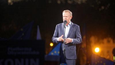  Donald Tusk podczas manifestacji poparcia dla obecności Polski w Unii Europejskiej  