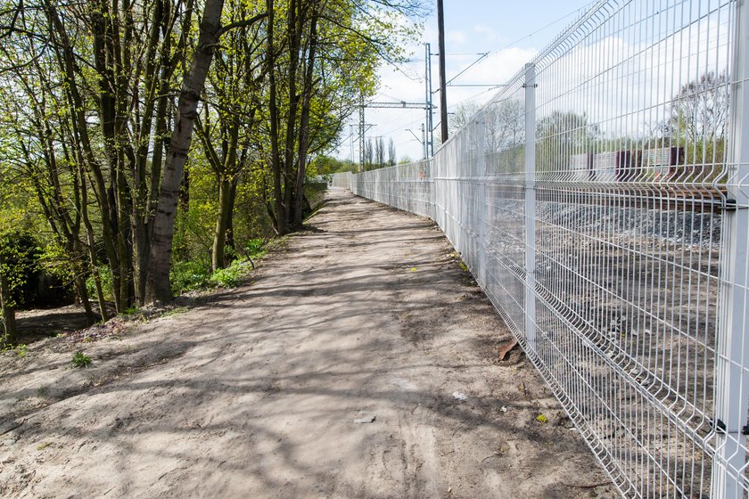 Kładka na moście Dębińskim wciąż bez normalnego dojścia