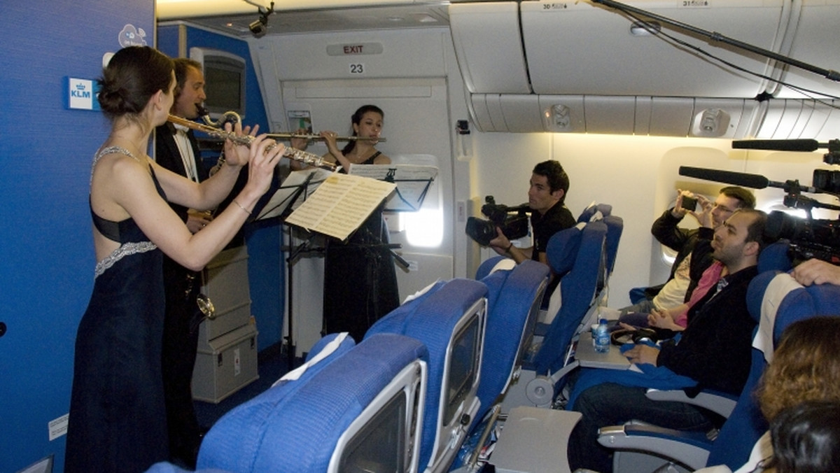 W ubiegły piątek holenderska Królewska Orkiestra Concertgebouw dała na pokładzie samolotu KL791 lecącego do São Paulo niezwykłe dwa minikoncerty inaugurujące światowe tournée z okazji 125 rocznicy jej istnienia.
