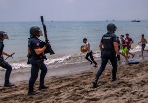 Migranti pokušavaju da pređu iz Maroka u špansku enklavu Seutu, Španija digla vojsku