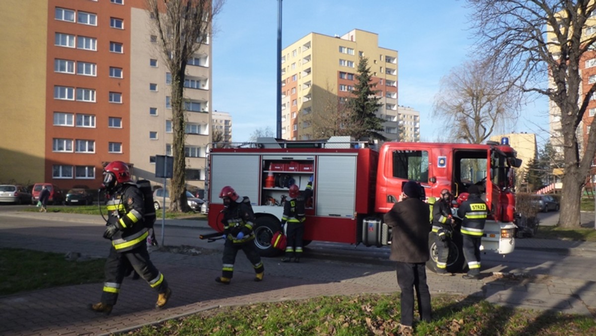 Dwie osoby trafiły do szpitala z podejrzeniem podtrucia tlenkiem węgla. Czad ulatniał się w jednym z mieszkań kamienicy przy ul. Wielka Skotnica w Mysłowicach.