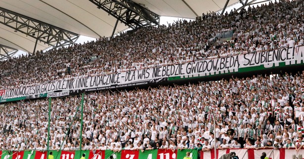 Policja już wie, kto powiesił transparent o szubienicy dla Lisa, Olejnik i KOD na stadionie Legii