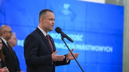 prezydent nawrocki podpisuje ustawy i atakuje rząd. "narracja całkowicie sprzeczna"