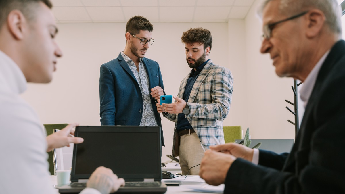 Ne traže ih više samo IT kompanije: Banke, osiguranja i telekomunikacije u Srbiji u lovu na AI stručnjake, plate prelaze 4.600 evra