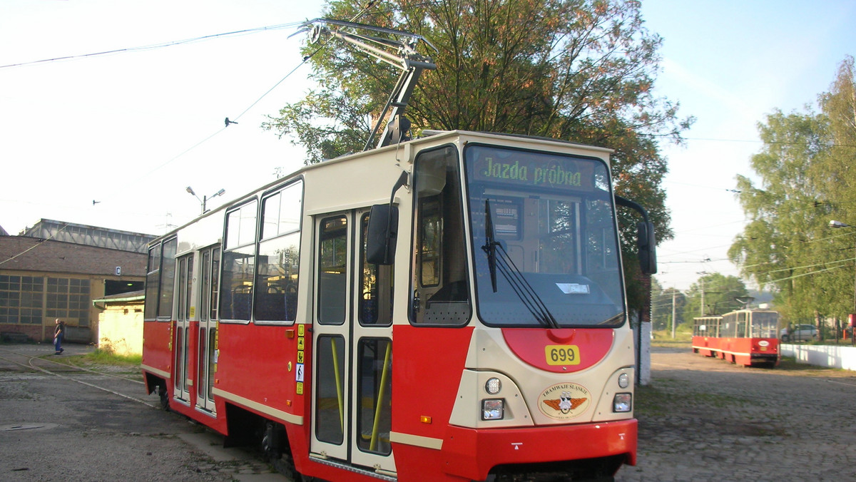 Dzisiaj rozpoczyna się remont wszystkich przejazdów tramwajowych na skrzyżowaniu w Sosnowcu Dańdówce. To oznacza zmianę rozkładów jazdy tramwajów i wprowadzenie komunikacji zastępczej. Spore zmiany czekają też kierowców. Remont potrwa do końca października.