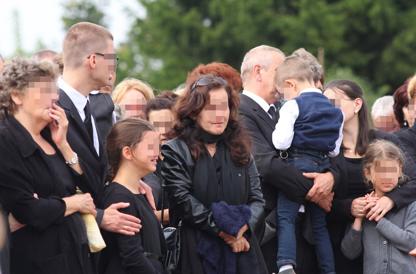 Na pogrzeb przyszli bliscy i przyjaciele pary
