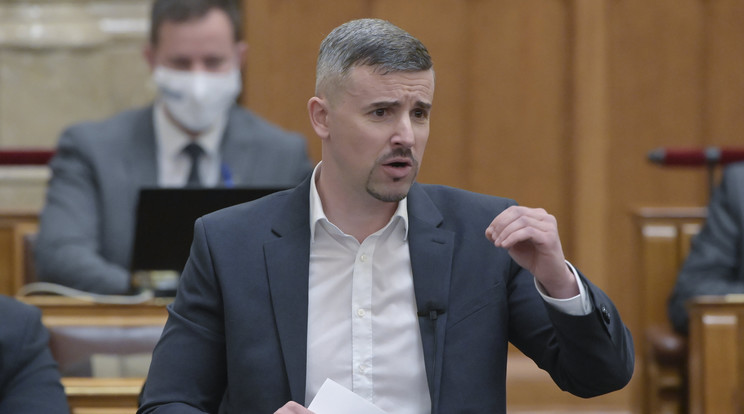 Jakab Péter hőmérőt vitt a parlamenti ülésre /Fotó: MTI/Koszticsák Szilárd