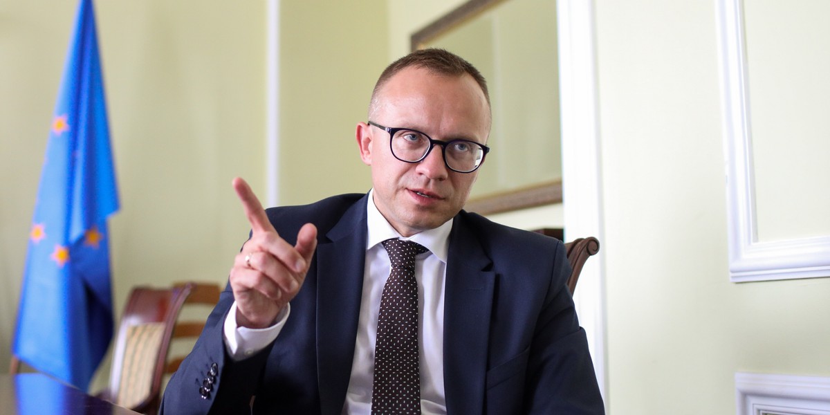 Nie ma żadnych planów wprowadzenia progów w programie 500+. Środki na ten cel są w budżecie państwa — zapewnił wiceminister finansów Artur Soboń. 