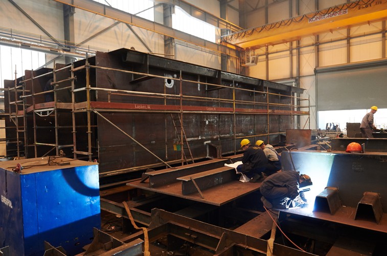 Prace wykończeniowe przy budowie elementów jezdnych warszawskiego mostu Łazienkowskiego w firmie Vistal w Gdyni<br><br>fot.  (aw/zuz) PAP/Adam Warżawa