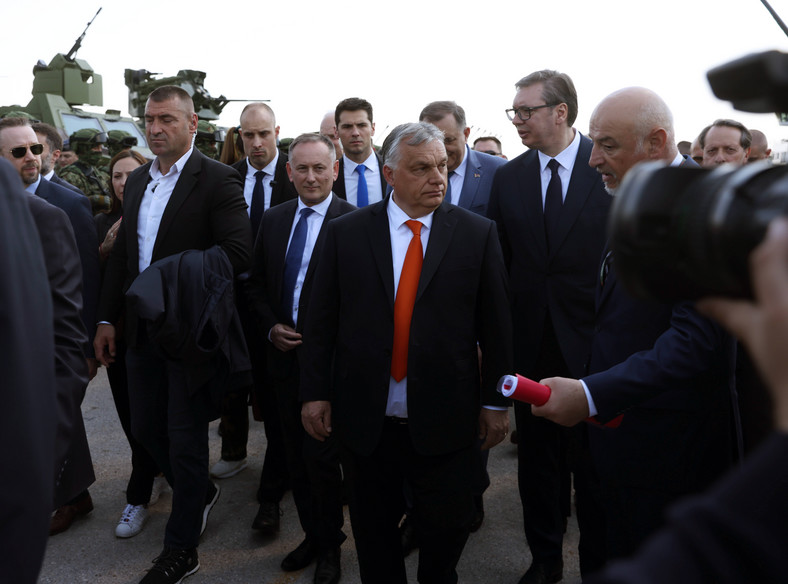 Prezydent Serbii Aleksandar Vucić i premier Węgier Viktor Orban podczas demonstracji możliwości serbskich sił zbrojnych na lotnisku wojskowym Batajnica koło Belgradu, Serbia, 22 kwietnia 2023 r.