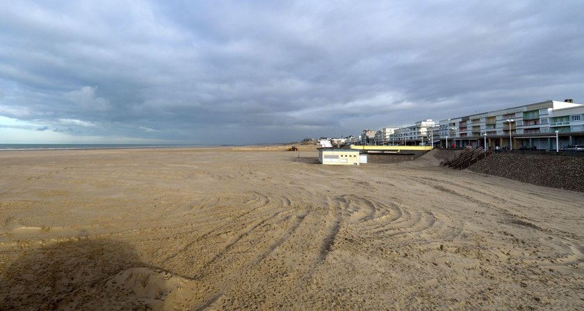 Porzuciła córkę na plaży, porwał ją przypływ 