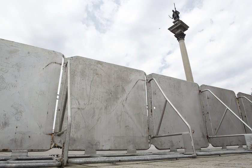 Warszawa jak twierdza - zagrodzili ulice i Plac Zamkowy