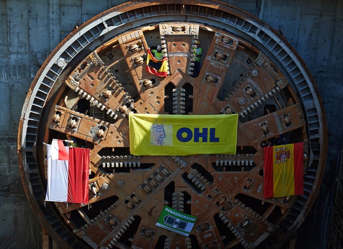 Prace nad pierwszą z nich trwały pół roku. Łącznie wykonawca potrzebował roku na wydrążenie obu nitek.. <br> <br><br>Fot. (mgo) PAP/Adam Warżawa