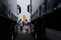 Francja: Będzie mur przeciwko migrantom na drodze do portu w Calais