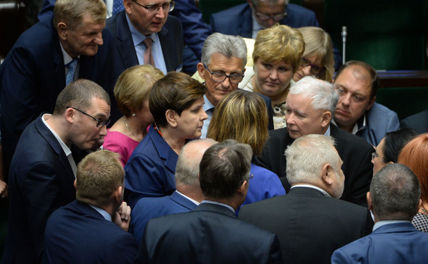 Jarosław Kaczyński i posłowie PiS