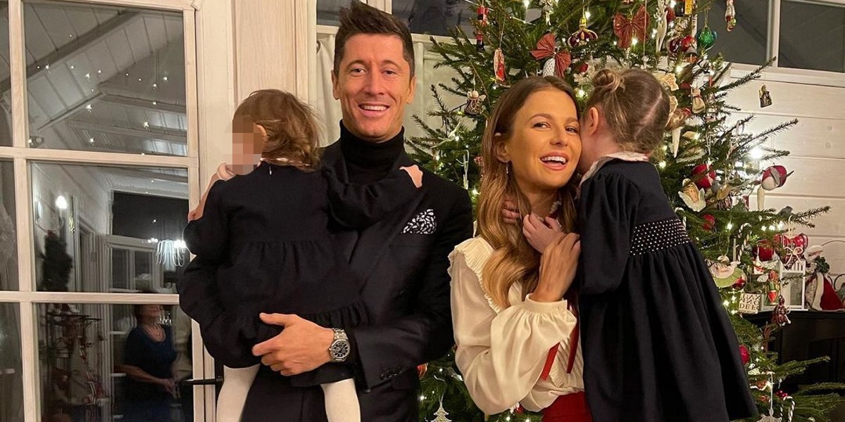 Robert Lewandowski i Anna Lewandowska z córkami - Laurą i Klarą