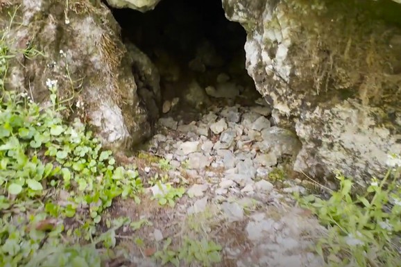 PRIRODAN KLIMA-UREĐAJ ZA SPAS OD VRUĆINA Dok je napolju 40+ stepeni, ovde STRUJI LEDENO HLADAN VAZDUH i nalazi se u Evropi